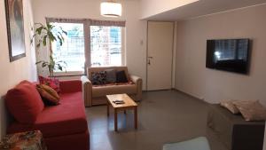门多萨CASA GRANDE的客厅配有两张沙发和一张咖啡桌