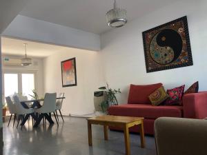 门多萨CASA GRANDE的客厅配有红色的沙发和桌子