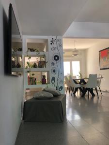 门多萨CASA GRANDE的客厅配有床和桌椅