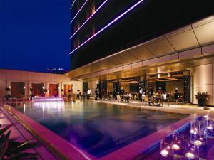 澳门澳门金沙酒店的一座晚上设有游泳池的建筑