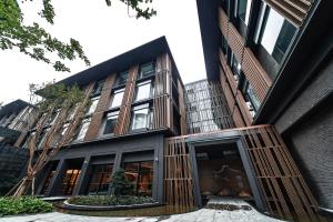 苏州苏州新区科技城壹棠服务公寓的一面是一座木板建筑