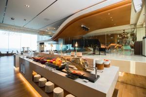 首尔华克山庄首尔大酒店的厨房配有带食物的柜台
