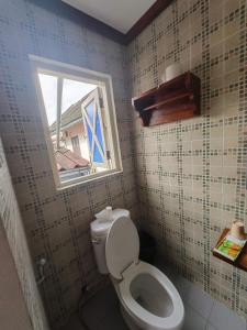 琅勃拉邦左岸小筑的一间带卫生间和窗户的浴室