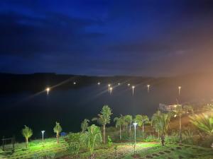 Gia NghĩaDak Nguyen Homestay & Farm 3的享有水体和街灯的夜景