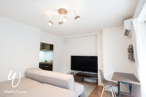 大津WeeklyHouse Silto Crete - Vacation STAY 14148v的带沙发和平面电视的客厅