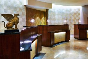 新奥尔良JW新奥尔良万豪酒店的酒店大堂的柜台上摆放着鸟雕像