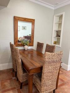奥尔伯里Porters Cottage Oasis的餐桌、椅子和镜子