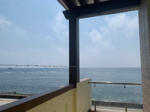 广义Nhà nghỉ Bá Thành - Lý Sơn的阳台享有海景。