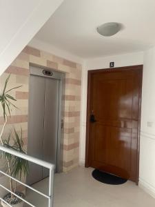 科恰班巴Lujoso departamento en ¨torre Alessandria¨的走廊上设有木门和楼梯