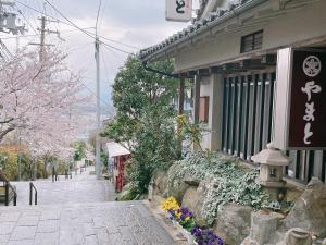 生驹Kanko Ryokan Yamato的一条街道,旁边是一座鲜花盛开的建筑