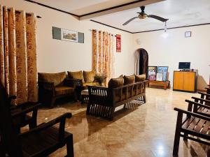 TudugalaCozy village house的带沙发和椅子的客厅