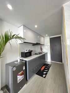 内罗毕Comfy studio near yaya Kilimani的厨房配有白色橱柜和炉灶烤箱。