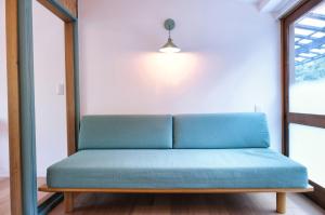 沼津palette的窗户客房内的蓝色沙发