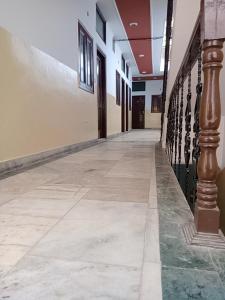 钱德加尔Om Sai palace的一条有柱子的建筑物的空走廊