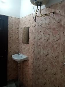 钱德加尔Om Sai palace的一间带水槽和镜子的浴室