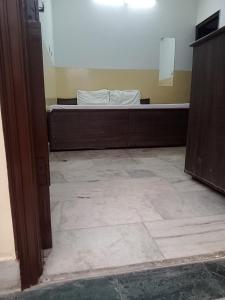 钱德加尔Om Sai palace的空房间,房间角落有一张床