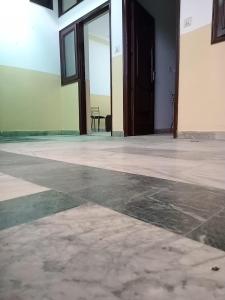 钱德加尔Om Sai palace的一个空房间,有门和桌子