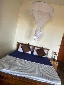 哈巴拉杜瓦Sea Garden Beach Resort的一间卧室配有一张带蓝色棉被的床