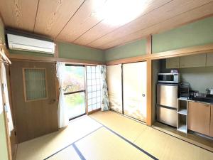 Nosegawa云海民宿的一间空房间,厨房配有微波炉