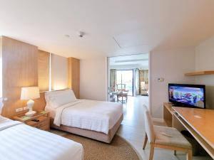 华欣华欣阿玛瑞度假酒店的酒店客房设有两张床和一台平面电视。