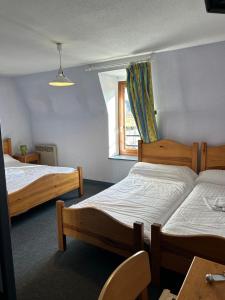 米拉AUX GLOBE-TROTTERS的一间卧室设有两张床和窗户。