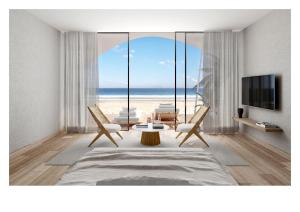 BambooSilversands Beach House Grenada的一间卧室配有一张床,享有海滩美景
