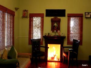 科代卡纳尔LEELA's COUNTRY HOUSE的带壁炉的客厅
