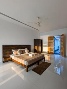 曼德姆Aqua Beach Resort Ashwem的一间卧室,卧室内配有一张大床