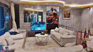 哈费尔巴廷درر بيان的客厅配有白色沙发和平面电视。