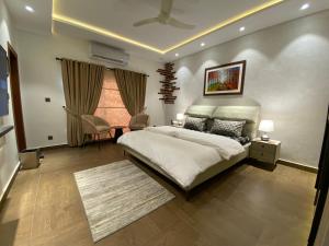 拉瓦尔品第Firefly Retreat-your home away from home的卧室设有一张白色大床和一扇窗户。