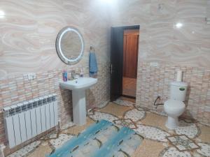 Türkistanmunazhat的一间带水槽、卫生间和镜子的浴室