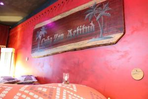 穆斯克龙古巴禅阿克提图德公寓的一间有红色墙壁的房间,上面有标志