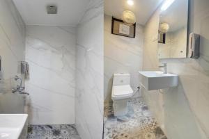 卡兰古特Rahul Service Apartment的白色的浴室设有水槽和卫生间。