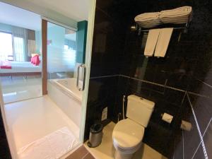 清盛暹罗三角酒店的一间带卫生间和淋浴的浴室