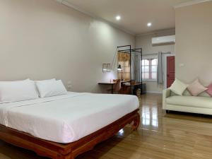 LiFunwan Hotel的卧室配有一张白色的大床和一张沙发。