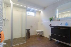 奥夫塞斯Ferienwohnung Kobelsberg的带淋浴、卫生间和盥洗盆的浴室