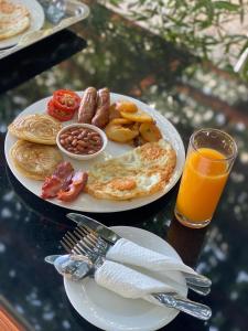 GilgilLake Elementaita Manor的一盘早餐食品和一杯橙汁
