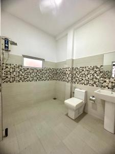 卡图纳耶克Lagoon Step Transit Hotel的一间带卫生间和水槽的浴室