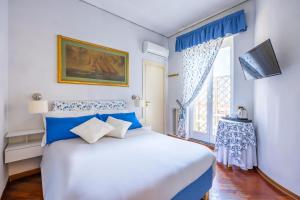 那不勒斯La Casa Di Bruno Napoli的蓝色和白色的卧室设有床和窗户