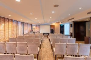 台北承携行旅台北重庆馆的一间会议室,配有椅子和白板