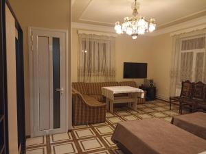 久姆里艾拉赞酒店的客厅配有沙发和桌子
