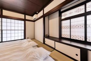 阿扎格瓦Yoshimura igariya的客房设有一张床和两个窗户。