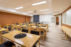 上维耶斯卡Hotelli Visiitti的一间空的教室,里面配有桌椅和白板