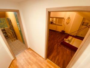达那撒扎乌Pyramida & Sauna Relax Guest House的享有带走廊和楼梯的客房的景致