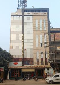 GoddāRaj Darbar Hotel的建筑的侧面有标志