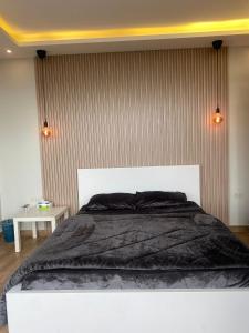 杰拉什Dolunay jarash的一间卧室配有一张大床和黑色毯子