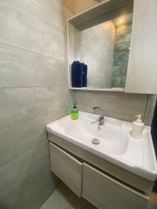 杰拉什Dolunay jarash的一间带水槽和镜子的浴室