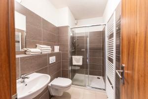 卢捷拿纳德德斯努库迪公寓酒店的带淋浴、卫生间和盥洗盆的浴室