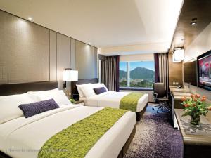 香港帝京酒店的酒店客房设有两张床和电视。