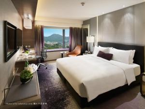 香港帝京酒店的酒店客房设有一张白色大床和一个窗户。